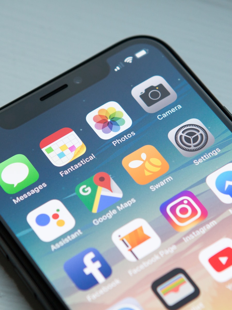 Mão segurando smartphone com app aberto
