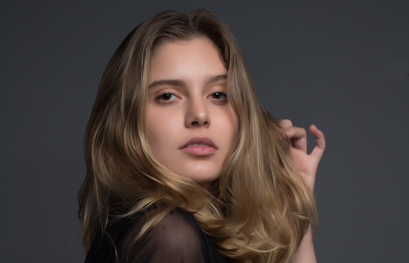 Mulher com expressão de conquista e tranquilidade