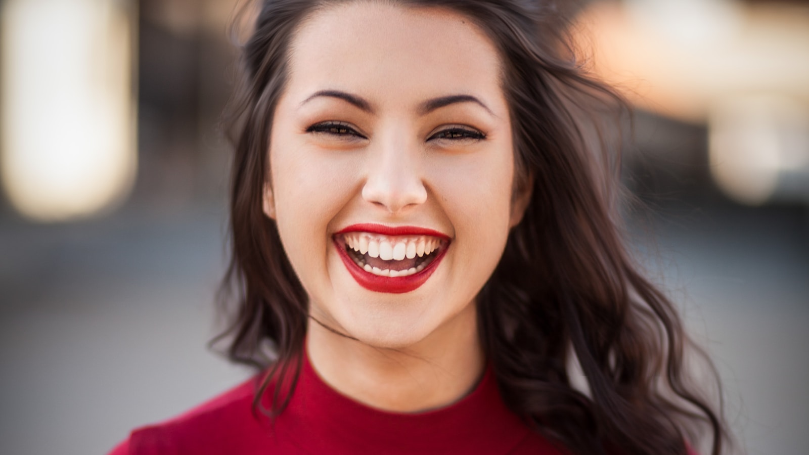 Mulher com expressão serena e determinada